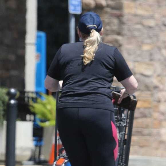 Rebel Wilson fait ses courses chez Gelson's Market à Los Feliz, Los Angeles, Californie, États-Unis, le 7 août 2020. Elle porte un masque lors de l'épidémie de Coronavirus (COVID-19).