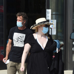 Exclusif - Rebel Wilson fait le plein de son véhicule avant d'acheter une combinaison de plongée et des chapeaux à Los Angeles le 24 août 2020.
