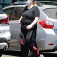 Rebel Wilson fait ses courses chez Gelson's Market à Los Feliz, Los Angeles, Californie, États-Unis, le 7 août 2020. Elle porte un masque lors de l'épidémie de Coronavirus (COVID-19).