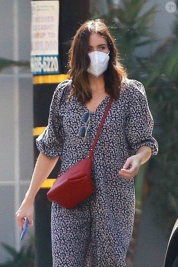 Exclusif - Mandy Moore enceinte se balade à Los Angeles pendant l'épidémie de coronavirus (Covid-19), le 19 septembre 2020
