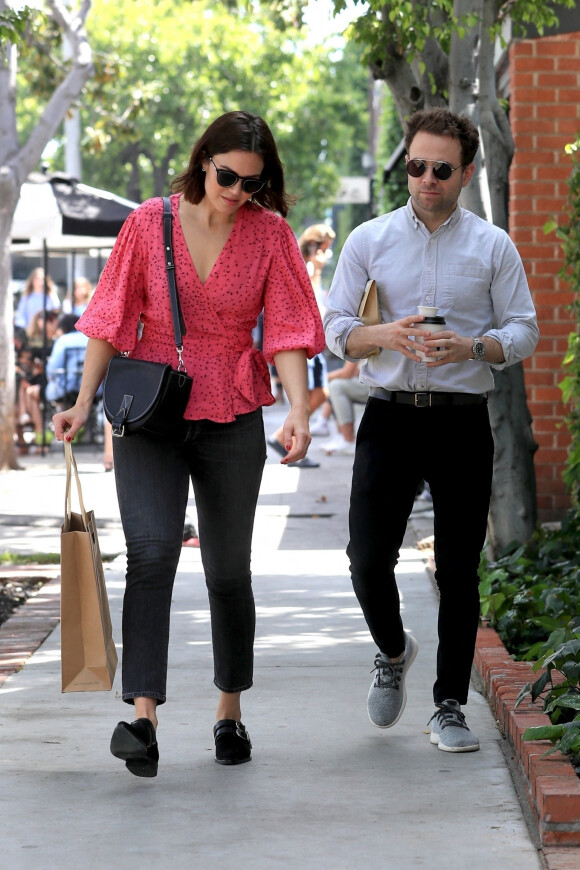 Exclusif - Mandy Moore et son mari Taylor Goldsmith sont allés faire du shopping à Melrose Place à Los Angeles, le 18 avril 2019.