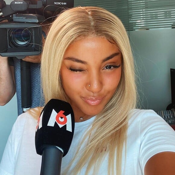 Wejdene sur Instagram. La jeune chanteuse originaire du 91 connait un large succès avec "Anissa" et son clip, qui a dépassé les 10 millions de vues sur YouTube. Elle vient d'ailleurs de signer chez Universal Music.