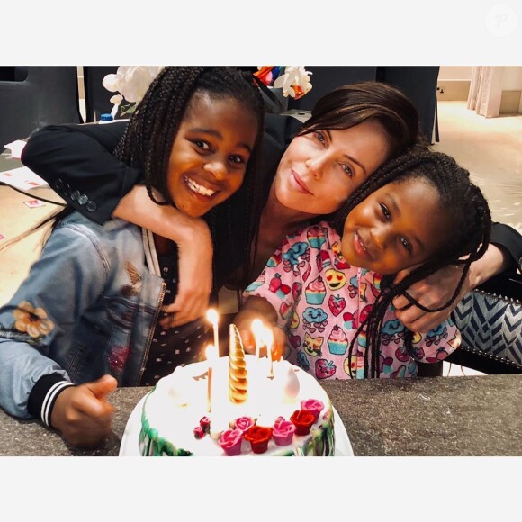 Charlize Theron partage des photos de ses filles Jackson et August sur Instagram, le 26 septembre 2020.