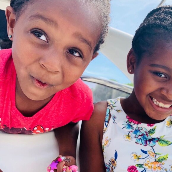 Charlize Theron partage des photos de ses filles Jackson et August sur Instagram, le 26 septembre 2020.
