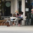 Exclusif - Charlize Theron emmène sa fille August, 4 ans, et un de ses amis manger une glace à Los Angeles, le 13 septembre 2020.