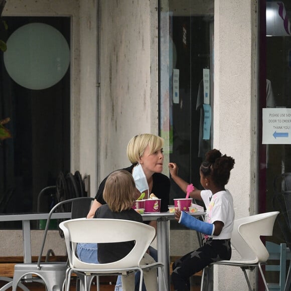 Exclusif - Charlize Theron emmène sa fille August, 4 ans, et un de ses amis manger une glace à Los Angeles, le 13 septembre 2020.