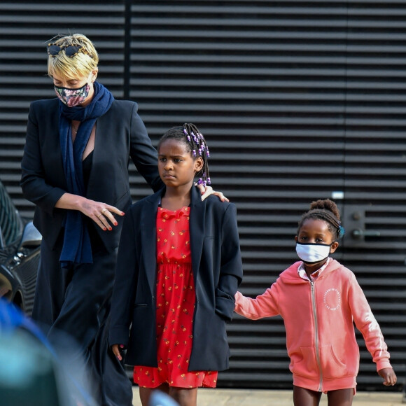 Exclusif - Charlize Theron dîne avec ses deux enfants Jackson (8 ans) et August (4 ans) au restaurant Nobu à Malibu le 20 juin 2020.