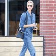 Exclusif - Charlize Theron porte une combinaison pantalon en jean et des bottines en daim pour aller déjeuner au restaurant Sugarfish à Los Angeles, le 3 mars 2020