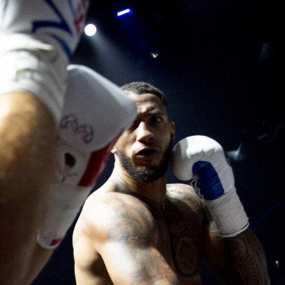 Tony Yoka remporte son combat de boxe contre Johann Duhaupas dans la catégorie poids lourds dès le premier round à Paris La Défense Arena le 25 septembre 2020. © JB Autissier / Panoramic / Bestimage