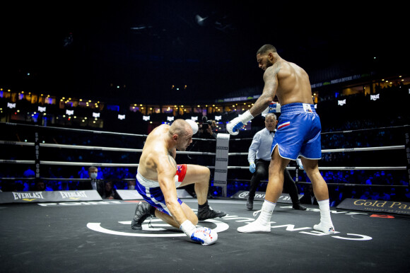 Tony Yoka remporte son combat de boxe contre Johann Duhaupas dans la catégorie poids lourds dès le premier round à Paris La Défense Arena. © JB Autissier / Panoramic / Bestimage