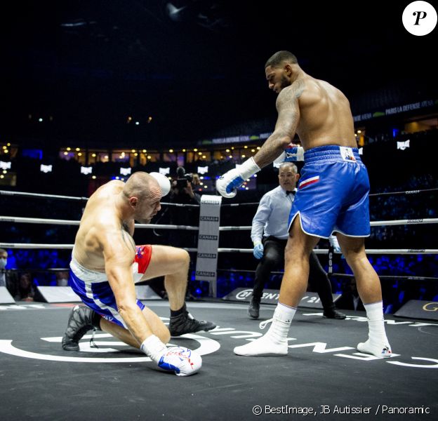 Tony Yoka remporte son combat de boxe contre Johann Duhaupas dans la catégorie poids lourds dès le premier round à Paris La Défense Arena. © JB Autissier / Panoramic / Bestimage
