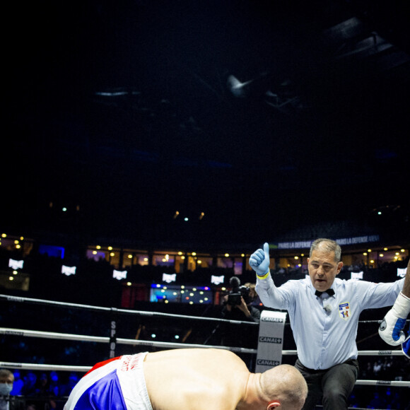 Tony Yoka remporte son combat de boxe contre Johann Duhaupas dans la catégorie poids lourds dès le premier round à Paris La Défense Arena le 25 septembre 2020. © JB Autissier / Panoramic / Bestimage