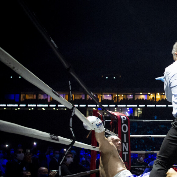 Tony Yoka remporte son combat de boxe contre Johann Duhaupas dans la catégorie poids lourds dès le premier round à Paris La Défense Arena le 25 septembre 2020. © JB Autissier / Panoramic / Bestimage