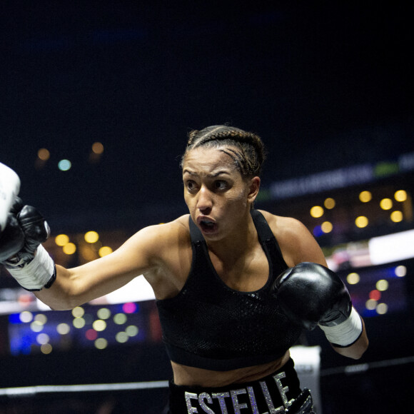 La boxeuse française Estelle Mossely remporte son premier combat post-accouchement ( 4 mois après avoir donné naissance à son deuxième enfant) face à sa compatriote Aurélie Froment aux points, à Paris La Défense Arena. Le 25 Septembre 2020. © JB Autissier / Panoramic / Bestimage