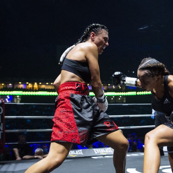 La boxeuse française Estelle Mossely remporte son premier combat post-accouchement ( 4 mois après avoir donné naissance à son deuxième enfant) face à sa compatriote Aurélie Froment aux points, à Paris La Défense Arena. Le 25 Septembre 2020. © JB Autissier / Panoramic / Bestimage