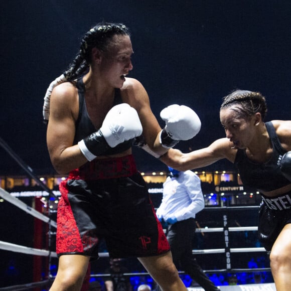 La boxeuse française Estelle Mossely remporte son premier combat post-accouchement ( 4 mois après avoir donné naissance à son deuxième enfant) face à sa compatriote Aurélie Froment aux points, à Paris La Défense Arena. Le 25 Septembre 2020. © JB Autissier / Panoramic / Bestimage