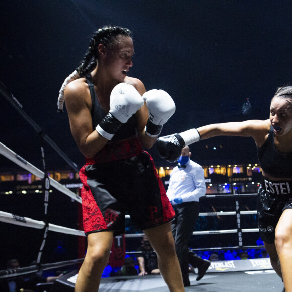 La boxeuse française Estelle Mossely remporte son premier combat post-accouchement ( 4 mois après avoir donné naissance à son deuxième enfant) face à sa compatriote Aurélie Froment aux points, à Paris La Défense Arena. Le 25 Septembre 2020. © JB Autissier / Panoramic / Bestimage