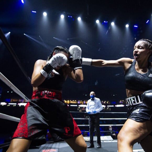 La boxeuse française Estelle Mossely remporte son premier combat post-accouchement ( 4 mois après avoir donné naissance à son deuxième enfant) face à sa compatriote Aurélie Froment aux points, à Paris La Défense Arena. Le 25 Septembre 2020. © JB Autissier / Panoramic / Bestimage