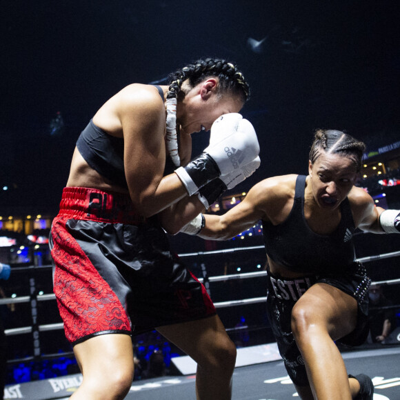 La boxeuse française Estelle Mossely remporte son premier combat post-accouchement ( 4 mois après avoir donné naissance à son deuxième enfant) face à sa compatriote Aurélie Froment aux points, à Paris La Défense Arena. Le 25 Septembre 2020. © JB Autissier / Panoramic / Bestimage