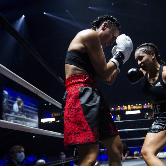 La boxeuse française Estelle Mossely remporte son premier combat post-accouchement ( 4 mois après avoir donné naissance à son deuxième enfant) face à sa compatriote Aurélie Froment aux points, à Paris La Défense Arena. Le 25 Septembre 2020. © JB Autissier / Panoramic / Bestimage