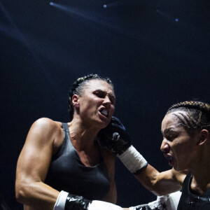 La boxeuse française Estelle Mossely remporte son premier combat post-accouchement ( 4 mois après avoir donné naissance à son deuxième enfant) face à sa compatriote Aurélie Froment aux points, à Paris La Défense Arena. Le 25 Septembre 2020. © JB Autissier / Panoramic / Bestimage