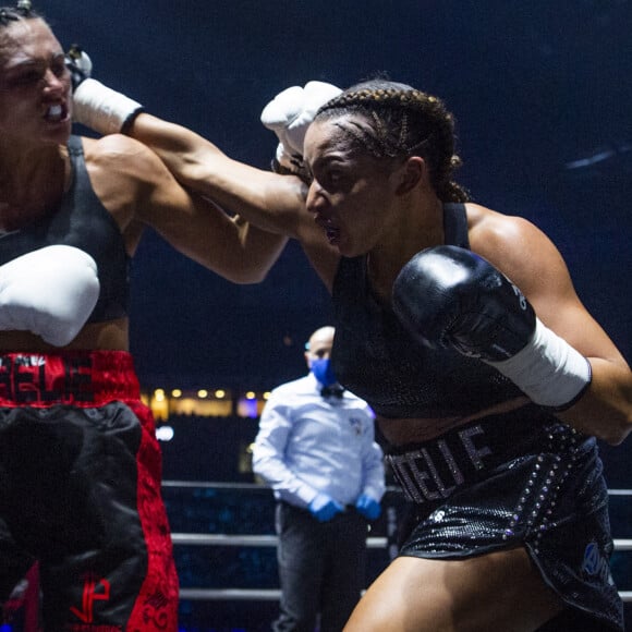 La boxeuse française Estelle Mossely remporte son premier combat post-accouchement ( 4 mois après avoir donné naissance à son deuxième enfant) face à sa compatriote Aurélie Froment aux points, à Paris La Défense Arena. Le 25 Septembre 2020. © JB Autissier / Panoramic / Bestimage