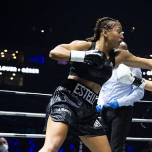 La boxeuse française Estelle Mossely remporte son premier combat post-accouchement ( 4 mois après avoir donné naissance à son deuxième enfant) face à sa compatriote Aurélie Froment aux points, à Paris La Défense Arena. Le 25 Septembre 2020. © JB Autissier / Panoramic / Bestimage