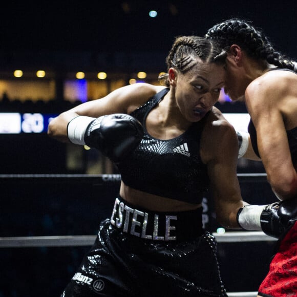 La boxeuse française Estelle Mossely remporte son premier combat post-accouchement ( 4 mois après avoir donné naissance à son deuxième enfant) face à sa compatriote Aurélie Froment aux points, à Paris La Défense Arena. Le 25 Septembre 2020. © JB Autissier / Panoramic / Bestimage