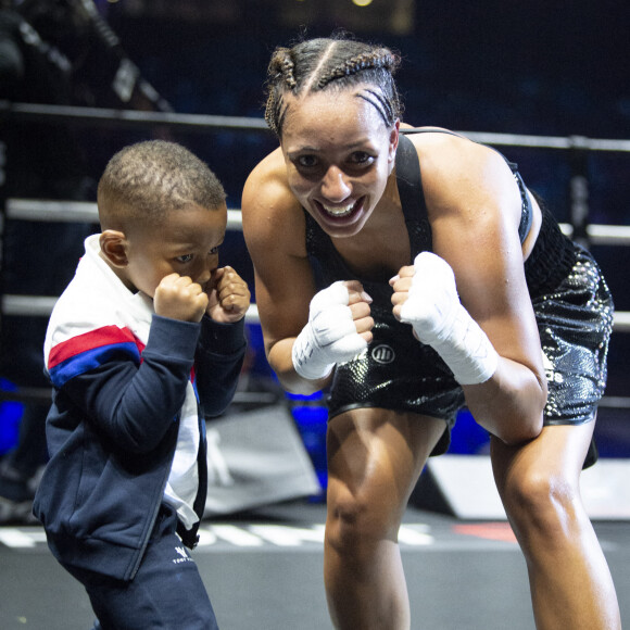 La boxeuse française Estelle Mossely remporte son premier combat post-accouchement ( 4 mois après avoir donné naissance à son deuxième enfant) face à sa compatriote Aurélie Froment aux points, à Paris La Défense Arena. Le 25 Septembre 2020. © JB Autissier / Panoramic / Bestimage