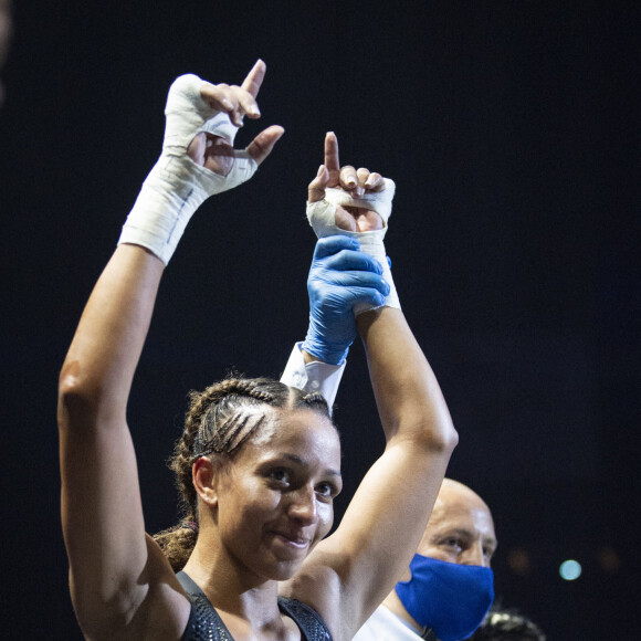 La boxeuse française Estelle Mossely remporte son premier combat post-accouchement ( 4 mois après avoir donné naissance à son deuxième enfant) face à sa compatriote Aurélie Froment aux points, à Paris La Défense Arena. Le 25 Septembre 2020. © JB Autissier / Panoramic / Bestimage