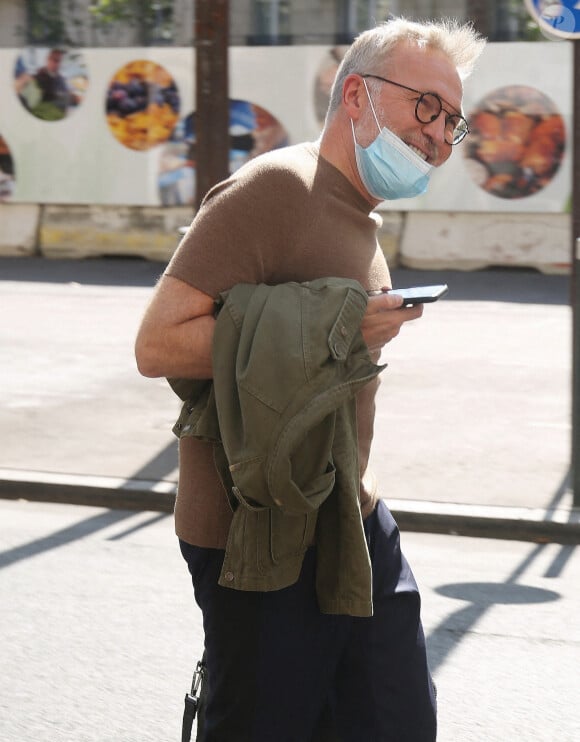 Exclusif - Laurent Ruquier quitte les studios de RTL en courant à Neuilly-sur-Seine, le 21 septembre 2020. L'animateur est muni d'un masque de protection en raison de l'épidémie de coronavirus (Covid-19).