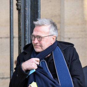Laurent Ruquier (bras en écharpe) - Sorties des obsèques de Marie Laforêt en l'église Saint-Eustache à Paris. Le 7 novembre 2019.