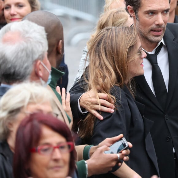 Nicolas Bedos et sa soeur Victoria Bedos - Sorties - Hommage à Guy Bedos en l'église de Saint-Germain-des-Prés à Paris le 4 juin 2020.