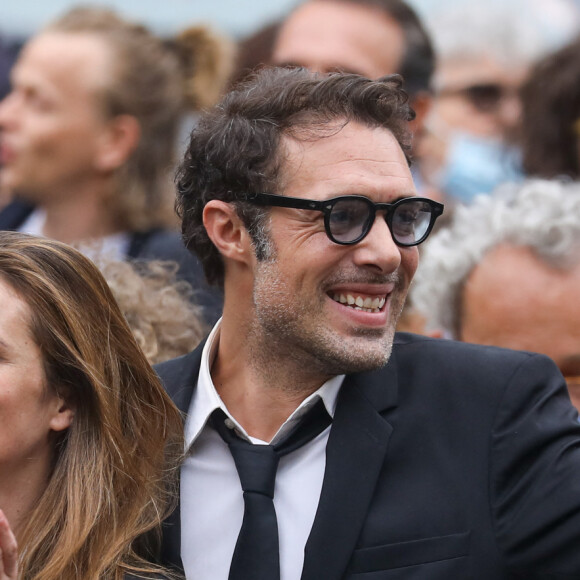 Nicolas Bedos et sa soeur Victoria Bedos - Sorties - Hommage à Guy Bedos en l'église de Saint-Germain-des-Prés à Paris le 4 juin 2020.