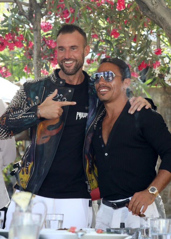 Philipp Plein et Salt Bae ( Nusret Gökçe) au club Psarou Beach avec des amis à Mykonos le 20 juin 2019. 