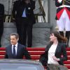 Carla Bruni-Sarkozy et Nicolas Sarkozy quittent l'Elysée après la passation de pouvoir, le mardi 15 mai 2012.