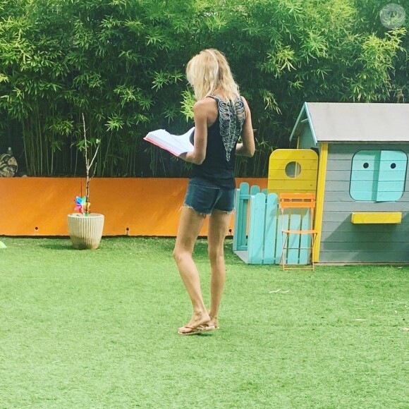 Rebecca Hampton dans son jardin en train de réviser un texte, le 20 septembre 2020