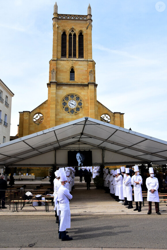Illustration - Les obsèques de Pierre Troisgros, mythique chef 3 étoiles, en l'église Notre Dame des Victoires à Roanne, le 29 septembre 2020. Plusieurs personnalites étaient présentes lors des obsèques pour rendre un dernier hommage au chef. © Romain Doucelin/Bestimage