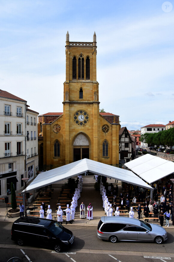 Illustration - Les obsèques de Pierre Troisgros, mythique chef 3 étoiles, en l'église Notre Dame des Victoires à Roanne, le 29 septembre 2020. Plusieurs personnalites étaient présentes lors des obsèques pour rendre un dernier hommage au chef. © Romain Doucelin/Bestimage