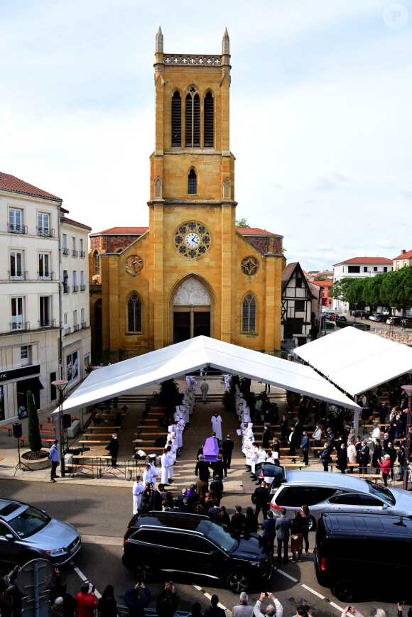 Illustration - Les obsèques de Pierre Troisgros, mythique chef 3 étoiles, en l'église Notre Dame des Victoires à Roanne, le 29 septembre 2020. Plusieurs personnalites étaient présentes lors des obsèques pour rendre un dernier hommage au chef. © Romain Doucelin/Bestimage
