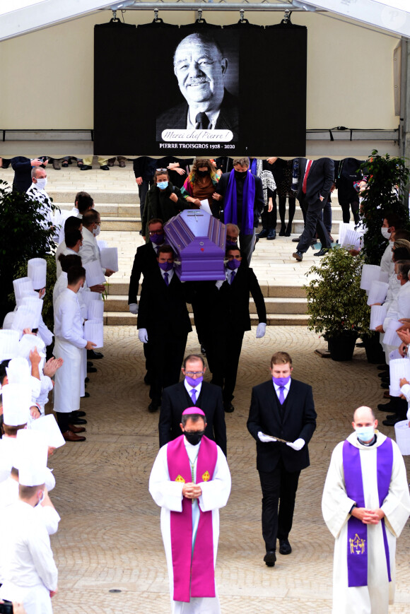 Illustration (cercueil) - Les obsèques de Pierre Troisgros, mythique chef 3 étoiles, en l'église Notre Dame des Victoires à Roanne, le 29 septembre 2020. Plusieurs personnalites étaient présentes lors des obsèques pour rendre un dernier hommage au chef. © Romain Doucelin/Bestimage