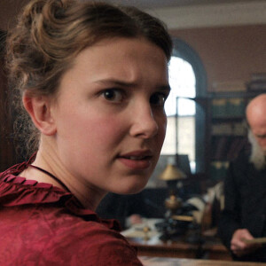 Netflix a publié des photos de Millie Bobby Brown qui joue le rôle principal dans le nouveau film "Enola Holmes", la soeur de Sherlock Holmes.