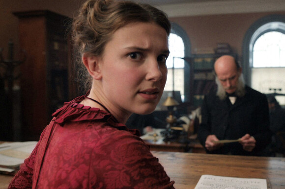 Netflix a publié des photos de Millie Bobby Brown qui joue le rôle principal dans le nouveau film "Enola Holmes", la soeur de Sherlock Holmes.