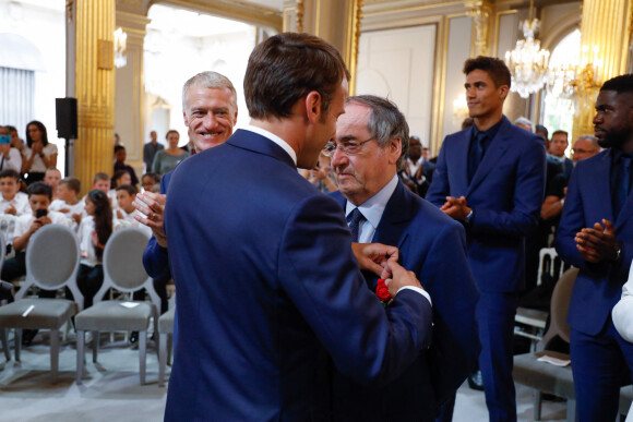 Le président Emmanuel Macron remet à Noël Le Graët, président de la Fédération Française de Football (FFF)  la Légion d'Honneur au palais de l'Elysée à Paris le 4 juin 2019. © Hamilton / Pool / Bestimage