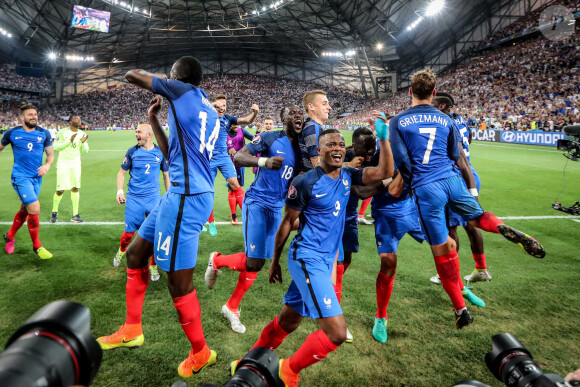 Olivier Giroud, Kingsley Coman, Antoine Griezmann, Paul Pogba, Eliaquim Mangala, Samuel Umtiti, Blaise Matuidi, Patrice Evra, Moussa Sissoko, Christophe Jallet, Adil Rami, Hugo Lloris, Lucas Digne, Bacary Sagna, N'Golo Kanté, André-Pierre Gignac et Dimitri Payet lors de la demi-finale de l'Euro 2016 "France - Allemagne" au stade Vélodrome à Marseille, le 7 juillet 2016. © Cyril Moreau/Bestimage