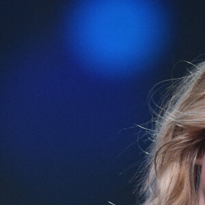 Exclusif - Louane Emera - Enregistrement de l'émission "300 Choeurs chantent Dassin" à Paris, qui sera diffusée le 25 septembre sur France 3. Le divertissement musical "300 Choeurs" fait sa rentrée avec une émission 100 % inédite consacrée à l'un des artistes les plus populaires dans les années 70, Joe Dassin. Toute la soirée, plusieurs générations d'artistes s'associeront aux plus beaux choeurs français pour reprendre à leurs côtés les plus grandes chansons de du chanteur dans des versions créées spécialement pour l'émission. Le 15 septembre 2020 © Tiziano Da Silva / Bestimage