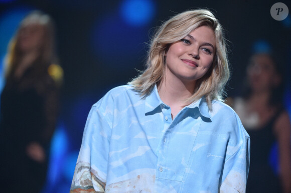 Exclusif - Louane Emera - Enregistrement de l'émission "300 Choeurs chantent Dassin" à Paris, qui sera diffusée le 25 septembre sur France 3. Le divertissement musical "300 Choeurs" fait sa rentrée avec une émission 100 % inédite consacrée à l'un des artistes les plus populaires dans les années 70, Joe Dassin. Toute la soirée, plusieurs générations d'artistes s'associeront aux plus beaux choeurs français pour reprendre à leurs côtés les plus grandes chansons de du chanteur dans des versions créées spécialement pour l'émission. Le 15 septembre 2020 © Tiziano Da Silva / Bestimage