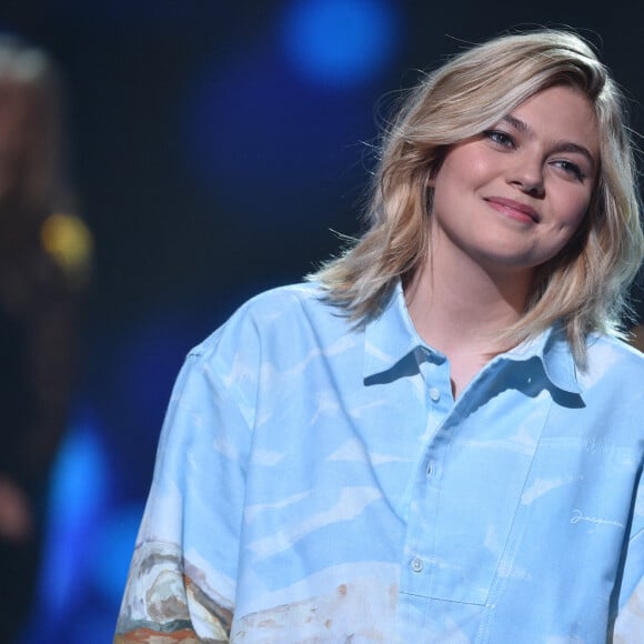 Exclusif - Louane Emera - Enregistrement de l'émission "300 Choeurs chantent Dassin" à Paris, qui sera diffusée le 25 septembre sur France 3. Le divertissement musical "300 Choeurs" fait sa rentrée avec une émission 100 % inédite consacrée à l'un des artistes les plus populaires dans les années 70, Joe Dassin. Toute la soirée, plusieurs générations d'artistes s'associeront aux plus beaux choeurs français pour reprendre à leurs côtés les plus grandes chansons de du chanteur dans des versions créées spécialement pour l'émission. Le 15 septembre 2020 © Tiziano Da Silva / Bestimage