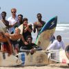 Le prince Harry d'Angleterre rencontre les enfants qui participent au projet "Surfers Not Street Children" sur la plage à Durban le 1er décembre 2015 lors de sa visite en Afrique du Sud.