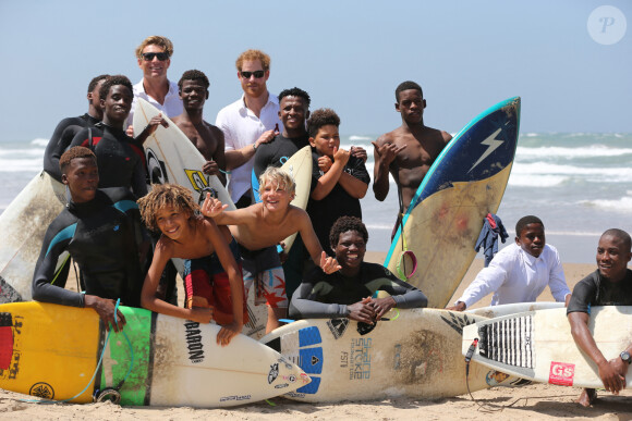 Le prince Harry d'Angleterre rencontre les enfants qui participent au projet "Surfers Not Street Children" sur la plage à Durban le 1er décembre 2015 lors de sa visite en Afrique du Sud.